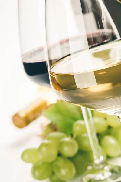 Vasos de vino blanco, tinto y rosa y uvas — Foto de Stock