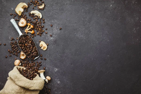 Kaffeebohnen im Sack auf dunklem Hintergrund, Draufsicht, Kopierraum — Stockfoto