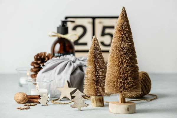 Cadeaux enveloppés de tissu, soins du corps de beauté zéro déchet et articles de nettoyage de maison et décorations de Noël en bois — Photo