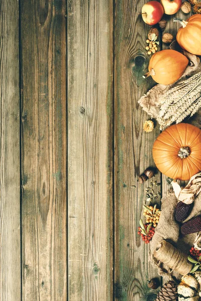 Sfondo di autunno - foglie cadute e cibo sano su tavolo vecchio di legno. Giorno del Ringraziamento concetto, spazio copia — Foto Stock