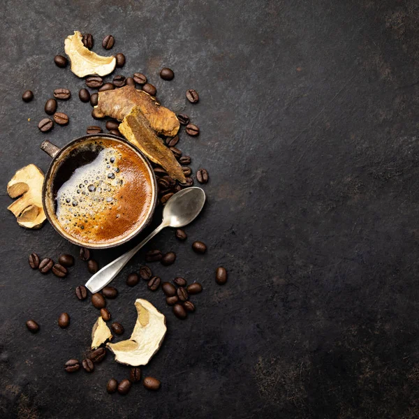 キノコチャガコーヒースーパーフード暗い背景に乾燥して新鮮なキノコとコーヒー豆 — ストック写真