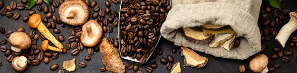 Champignon Chaga Coffee Superfood Trend-trockene und frische Champignons und Kaffeebohnen auf dunklem Hintergrund — Stockfoto