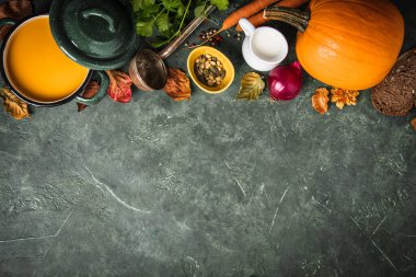 Yeşil vintage arkaplanda balkabağı çorbası, kopyalama alanı