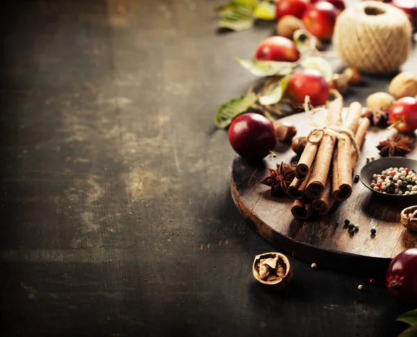 Maçãs e especiarias, conceito de culinária de outono ou inverno — Fotografia de Stock