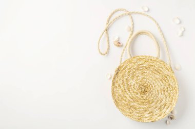 Beyaz arka planda şık yaz çantası, düz yatış