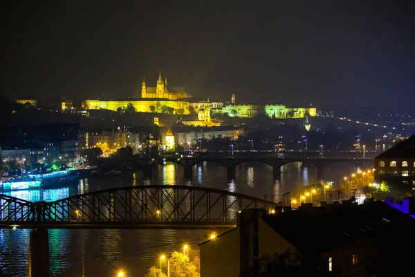 Kale üzerinde gece Prag görünümü