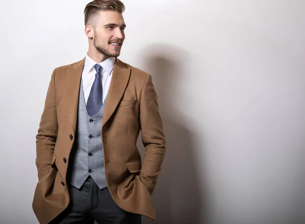 Elegante Joven Guapo Hombre Abrigo Largo Elegante — Foto de Stock