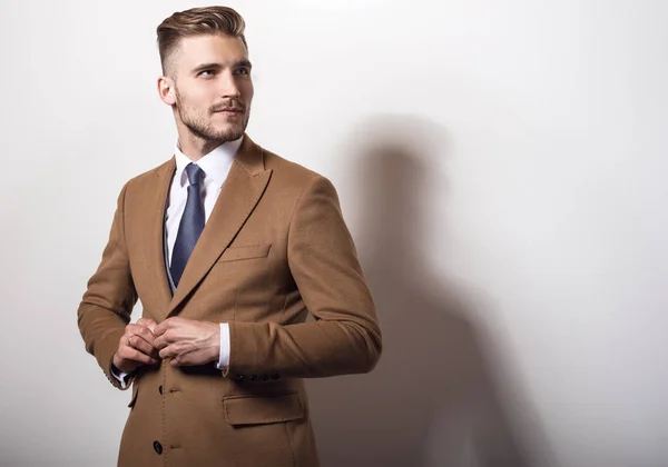 Elegante Jovem Homem Bonito Casaco Longo Elegante — Fotografia de Stock