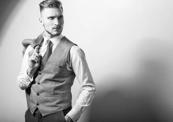 Bello Giovane Uomo Elegante Grigio Classico Gilet Posa Sullo Sfondo — Foto Stock