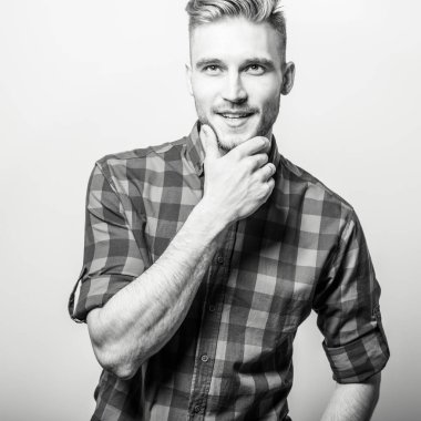 Casual tişörtlü zarif genç yakışıklı adam. Siyah-beyaz fotoğraf.