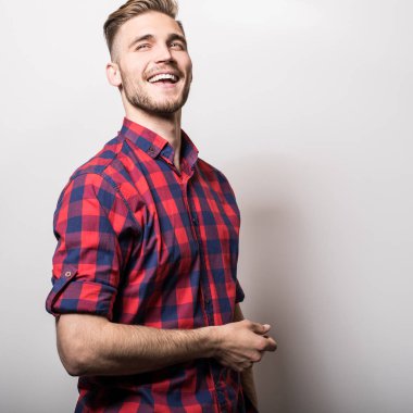 Mavi-kırmızı tişörtlü zarif genç yakışıklı adam. 