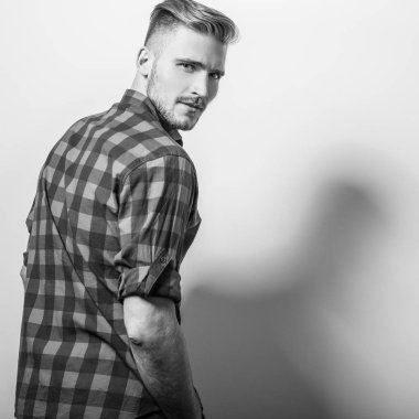 Casual tişörtlü zarif genç yakışıklı adam. Siyah-beyaz fotoğraf.