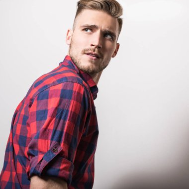 Mavi-kırmızı tişörtlü zarif genç yakışıklı adam. 