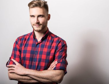 Mavi-kırmızı tişörtlü zarif genç yakışıklı adam. 