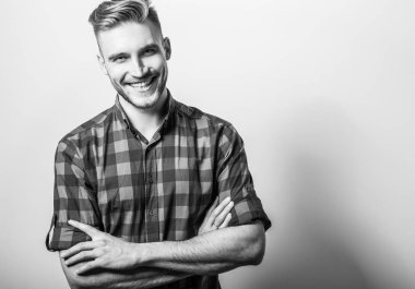 Casual tişörtlü zarif genç yakışıklı adam. Siyah-beyaz fotoğraf.