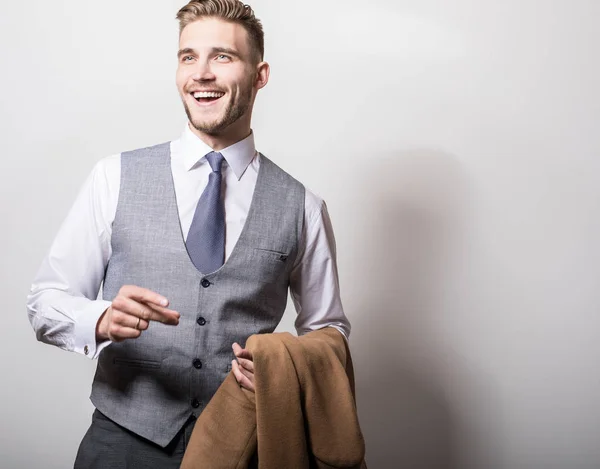 Elegante Jovem Homem Bonito Com Casaco Longo Elegante Mão — Fotografia de Stock