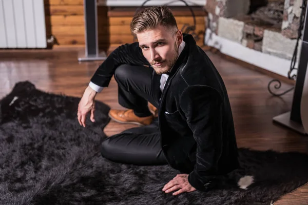Stilig Ung Elegant Man Kostym Fluga Pose Mot Hus Invändigt — Stockfoto