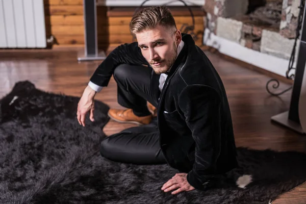 Beau Jeune Homme Élégant Costume Nœud Papillon Pose Contre Intérieur — Photo