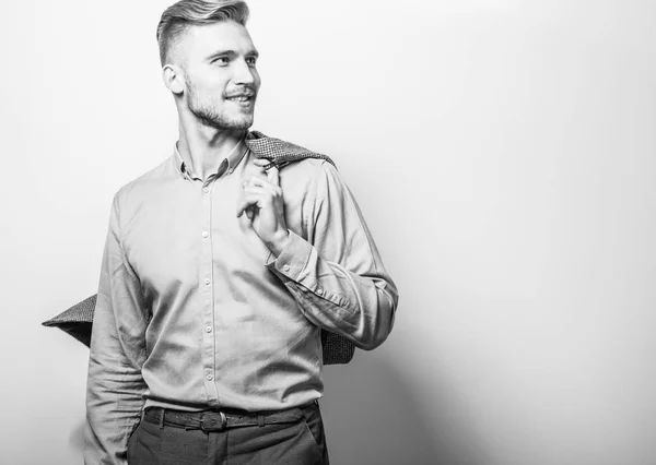 Guapo Joven Elegante Hombre Chaqueta Gris Posan Sobre Fondo Estudio —  Fotos de Stock