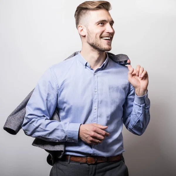 Pemuda Elegan Tampan Dengan Kemeja Biru Dengan Jaket Potret Mode — Stok Foto