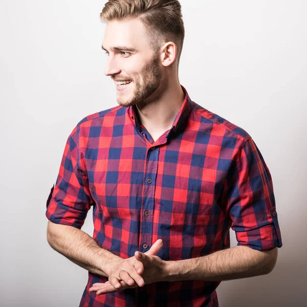 Mavi-kırmızı tişörtlü zarif genç yakışıklı adam. 