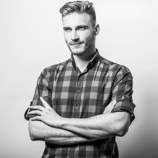 Casual tişörtlü zarif genç yakışıklı adam. Siyah-beyaz fotoğraf.