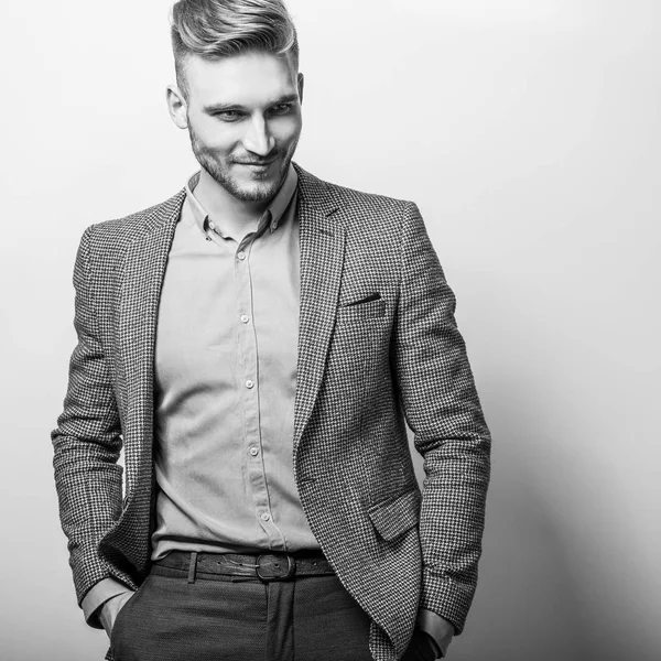 Schöner Junger Eleganter Mann Grauer Jacke Posiert Vor Studiohintergrund Schwarz — Stockfoto