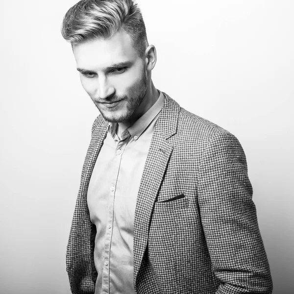 Guapo Joven Elegante Hombre Chaqueta Gris Posan Sobre Fondo Estudio —  Fotos de Stock