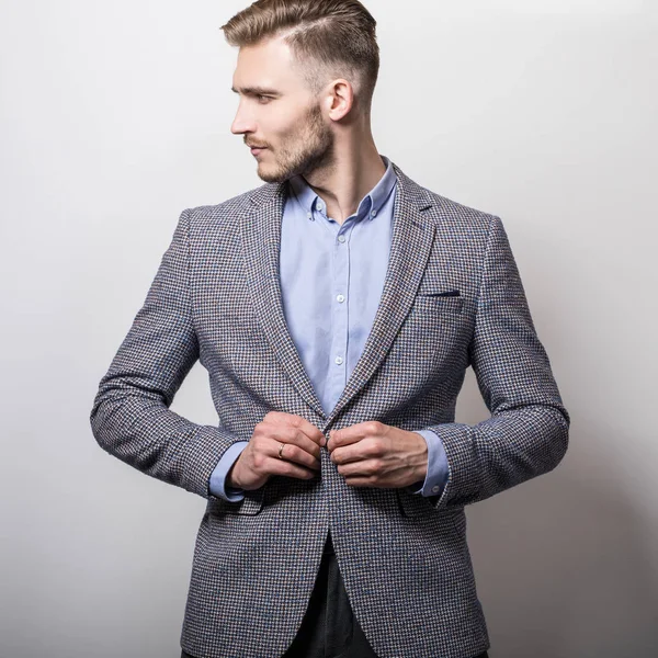 Guapo Joven Elegante Hombre Gris Chaqueta Pose Sobre Fondo Estudio —  Fotos de Stock