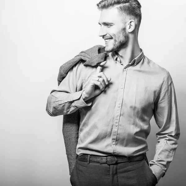 Bonito Jovem Elegante Homem Jaqueta Cinza Posar Contra Fundo Estúdio — Fotografia de Stock