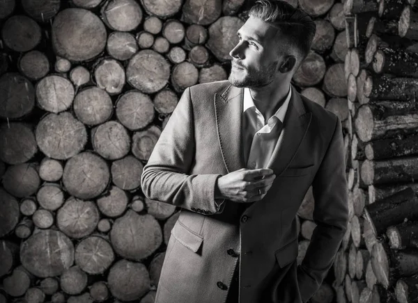 Портрет Молодого Красивого Модного Человека Пальто Деревянном Фоне Чёрно Белый — стоковое фото