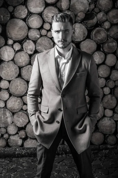 Genç Güzel Moda Ceket Adam Ahşap Arka Plan Karşı Portresi — Stok fotoğraf