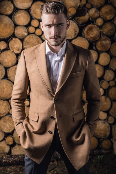 Retrato Joven Hermoso Hombre Moda Abrigo Sobre Fondo Madera — Foto de Stock