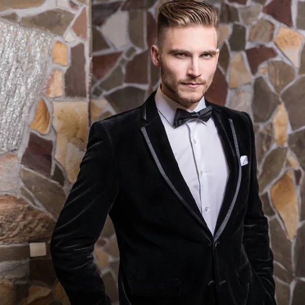 Stilig Ung Elegant Man Kostym Fluga Pose Mot Hus Invändigt — Stockfoto