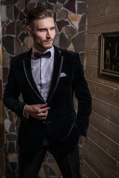 Guapo Joven Elegante Hombre Traje Corbata Lazo Posar Contra Interior — Foto de Stock