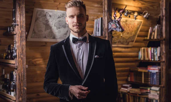 Stilig Ung Elegant Man Kostym Fluga Pose Mot Hus Invändigt — Stockfoto