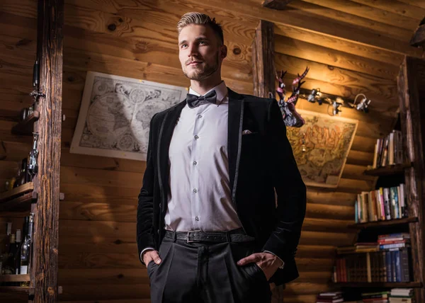 Beau Jeune Homme Élégant Costume Nœud Papillon Pose Contre Intérieur — Photo