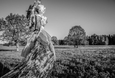 Peri masalı kadın parlak fantastik filmde stilts. Siyah-beyaz fotoğraf.