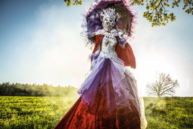 Peri masalı kadın parlak fantastik filmde stilts. Güzel Sanatlar açık fotoğraf. 