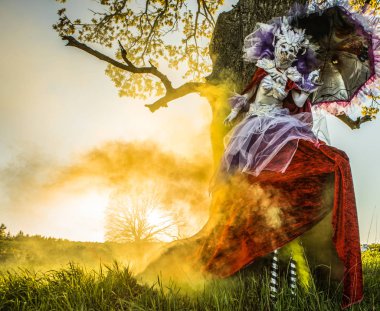 Peri masalı kadın parlak fantastik filmde stilts. Güzel Sanatlar açık fotoğraf. 