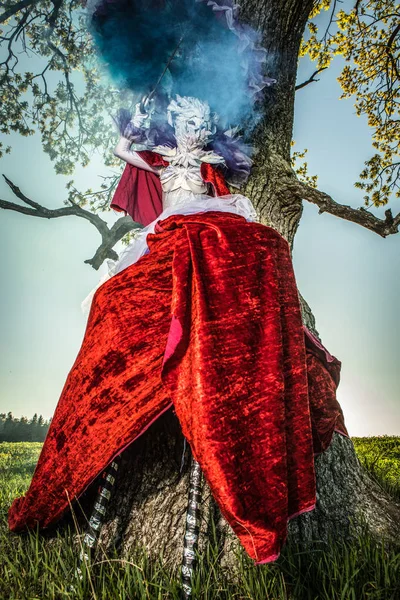 Saga Kvinna Styltor Ljusa Fantasy Stilisering Konst Utomhus Foto — Stockfoto