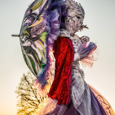 Peri masalı kadın parlak fantastik filmde stilts. Güzel Sanatlar açık fotoğraf. 
