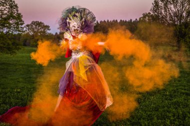 Peri masalı kadın parlak fantastik filmde stilts. Güzel Sanatlar açık fotoğraf. 