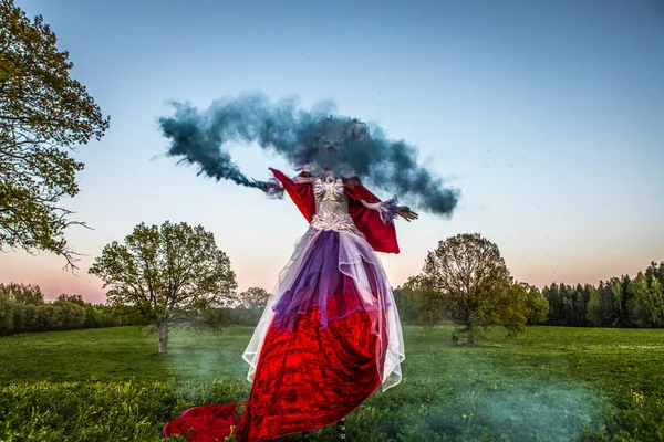 Fairy Tale Kobieta Palach Gorący Jasny Fantasy Zewnątrz Fotografia Artystyczna — Zdjęcie stockowe