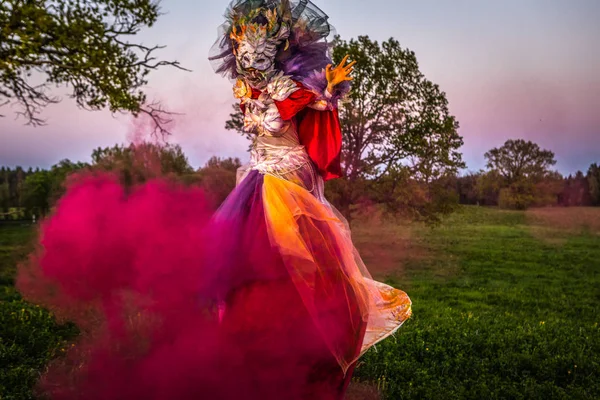 Peri masalı kadın parlak fantastik filmde stilts. Güzel Sanatlar açık fotoğraf. 