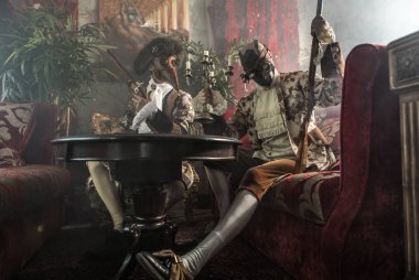 Oyuncular buhar punk maskeleri ve antika kostüm kapalı.