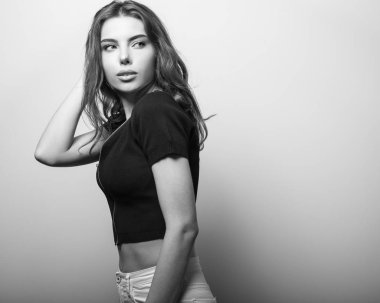 Güzel genç kız portresi siyah-beyaz studio.