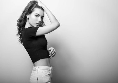 Güzel genç kız portresi siyah-beyaz studio.