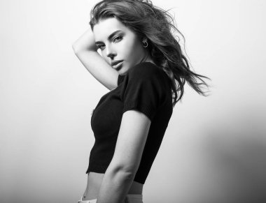 Güzel genç kız portresi siyah-beyaz studio.