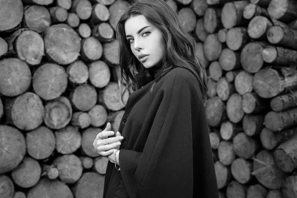 Schöne Frauenporträt Gegen Holzwand Schwarz Weiß Foto — Stockfoto